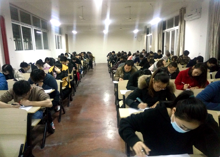 業(yè)務(wù)考試，促進(jìn)成長(zhǎng)——記高中部教師業(yè)務(wù)知識(shí)考試