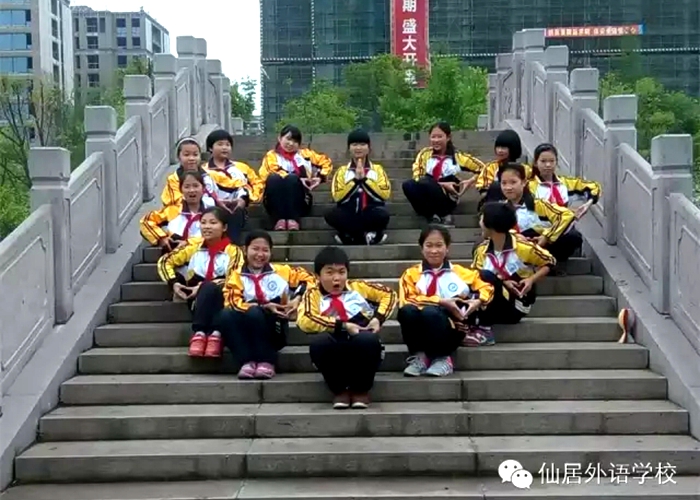 長(zhǎng)街小雨鬧楊柳，人面桃花笑春風(fēng)