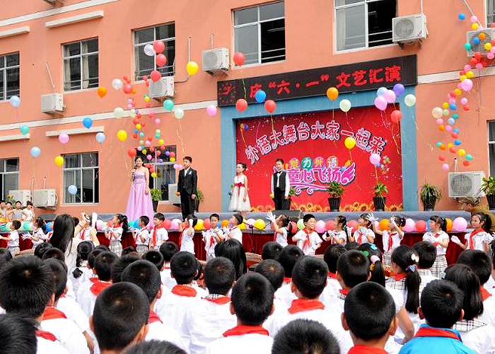 小學(xué)校區(qū)隆重舉行“六一”慶?；顒? text=