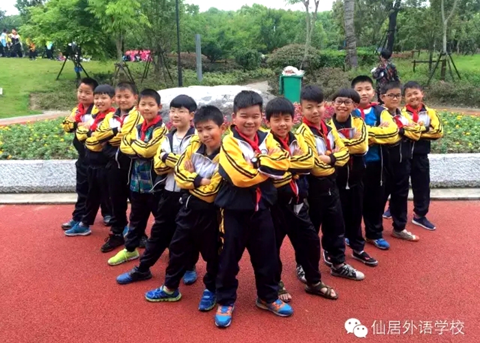 長街小雨鬧楊柳，人面桃花笑春風(fēng)