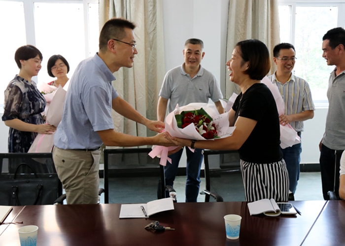 縣委常委、紀(jì)委書記酈森迪一行慰問外語學(xué)校老師